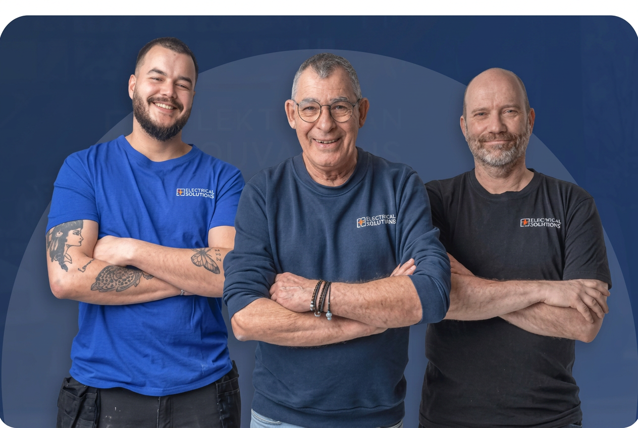 Elektricien werkt aan een schakelkast